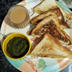A picture of Aloo ke sandwich or green chutney or tea.