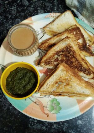 A picture of Aloo ke sandwich or green chutney or tea.