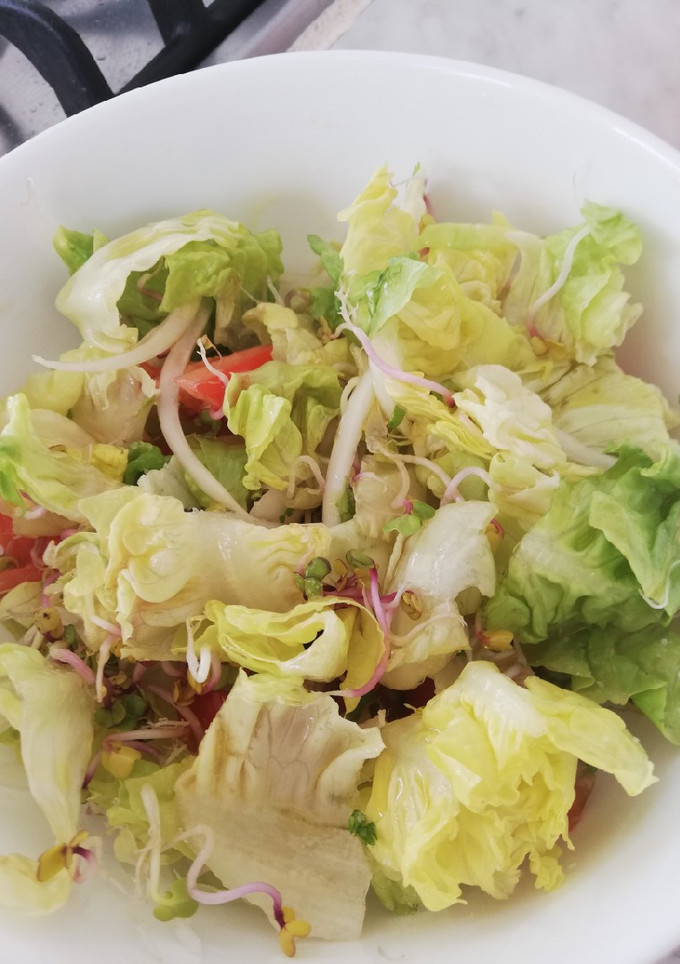 Una foto de Ensalada con brotes de rabanito, cilantro