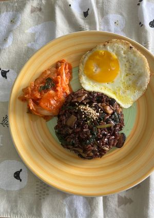 A picture of Mushroom fried brown rice.