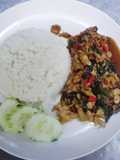 ไก่ผัดกะเพราราดหน้าข้าว