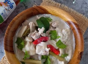 Foto resep Tom Kha Gai (Thai Coconut Chicken Soup)