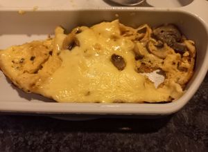Una foto de Huevos con champiñones laurel queso y pollo