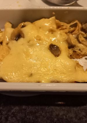 Una foto de Huevos con champiñones laurel queso y pollo