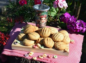 Una foto de Galletitas integrales de limón, miel y granola❤