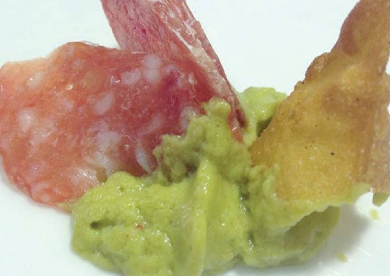 Fuet Laminado con espuma de guacamole y crujiente de nachos