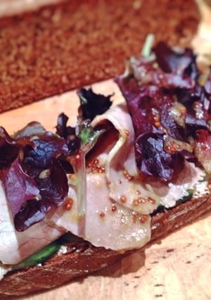 Una foto de Tosta de rosbif y pepino