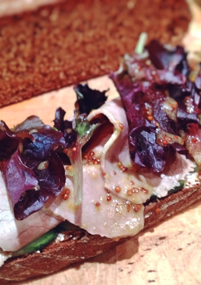 Una foto de Tosta de rosbif y pepino