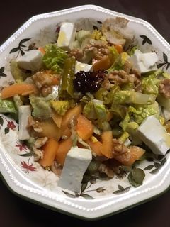 Una foto de Ensalada de papaya con nueces y queso blanco