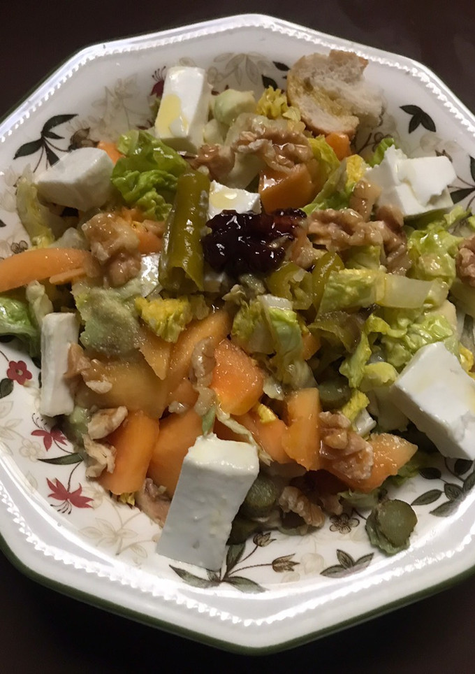 Una foto de Ensalada de papaya con nueces y queso blanco
