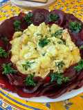 Salade de pommes de terre et betteraves rouges au crabe