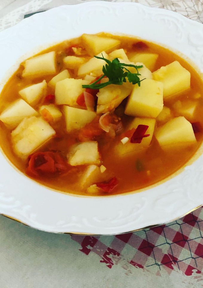 Una foto de Guiso de ajo patatas a lo pobre y a mi manera