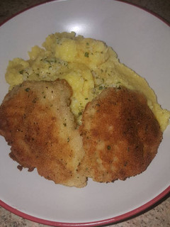 Una foto de Polenta con filete de soja rebozado