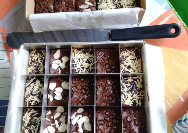 Cara Gampang Menyiapkan Brownies panggang shiny crunch, Sempurna