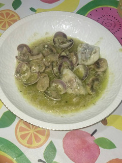 Una foto de Cocochas de rape con almejas & salsa de ajo y perejil