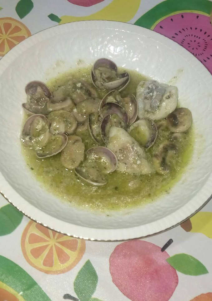 Una foto de Cocochas de rape con almejas & salsa de ajo y perejil