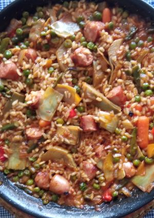 Una foto de Arròs de salchicha con verduras