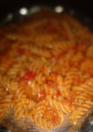 पास्ता विद रेड सॉस (Pasta with red sauce recipe in Hindi) रेसिपी मुख्य फोटो