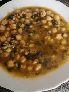 Una foto de Garbanzos con bacalao y espinacas