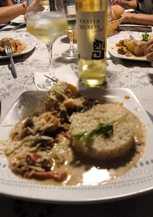 Una foto de Calamares rellenos en salsa de mariscos a la crema