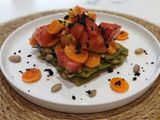Ensalada fría de judías verdes con tomate rosa y arena de aceitunas negras