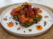 Una foto de vainas con tomate