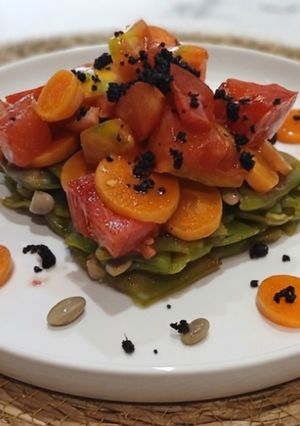 Una foto de Ensalada fría de judías verdes con tomate rosa y arena de aceitunas negras