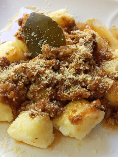 Una foto de Ñoquis de mandioca con salsa rojo