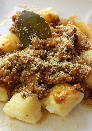 Una foto de Ñoquis de mandioca con salsa rojo