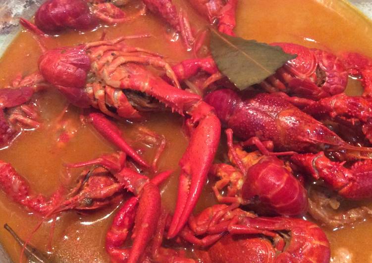 Cangrejos de río en salsa