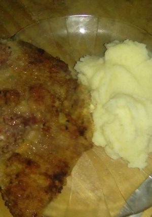 Una foto de Milanesas de hígado con puré