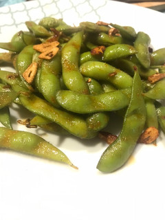Una foto de Edamame picante