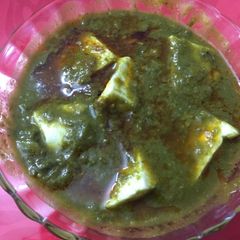 A picture of Palak paneer.