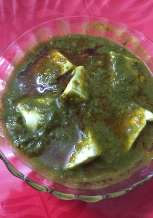 A picture of Palak paneer.