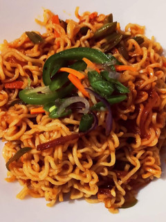 मिक्स वेज नूडल्स (Mix veg noodles recipe in hindi) रेसिपी मुख्य फोटो