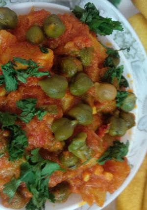 લીલા ચણા ને લસણીયા બટાટાનું શાક (Green Chana Lasaniya Bataka Shak Recipe In Gujarati) રેસીપી મુખ્ય ફોટો