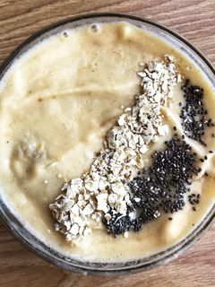 Una foto de Bowl smoothie plátano y melocotón 🍑
