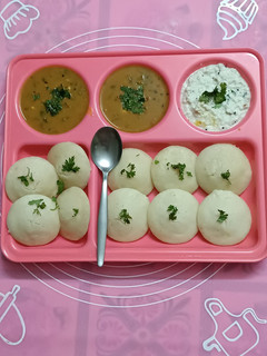રવા ઈડલી સાંભાર ચટણી (Rava Idli Sambhar Chutney Recipe In Gujarati) રેસીપી મુખ્ય ફોટો