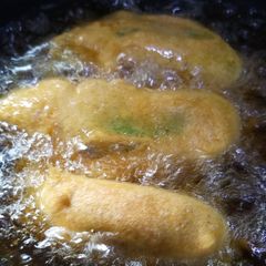 A picture of German mirch ke pakorey.