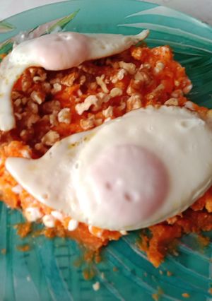 Una foto de Boniato con Cottage, Nueces y Huevo