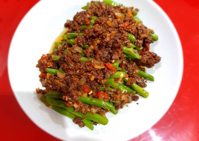 66. Cah buncis daging cincang