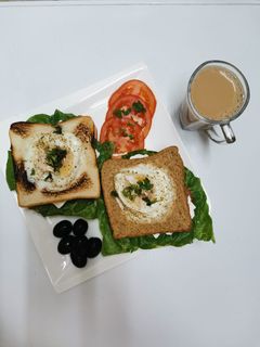 صورة لوصفة فطور خفيف وسريع بس بطريقه حلوه 🍞🍳🍅🥬🧀