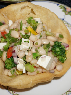 Una foto de Ensalada de porotos blancos con brócoli y queso de cabra en sombrero. Jon style