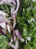 Ensalada de kale, cebolla morada y maní