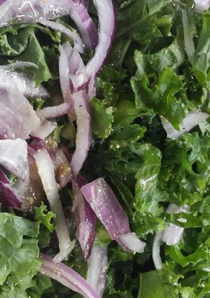Una foto de Ensalada de kale, cebolla morada y maní