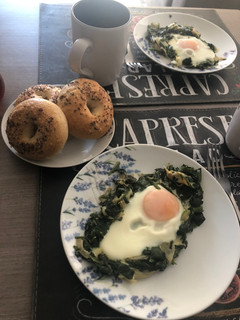 Una foto de Huevos con espinacas