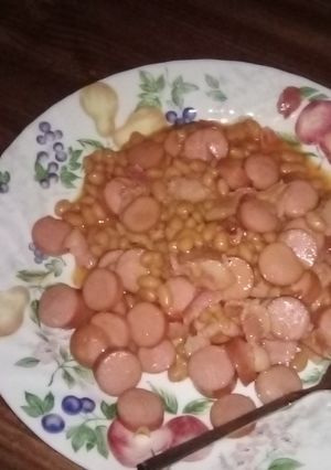 A picture of Dogs and beans with bacon 🥓.