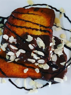 Una foto de Torrijas de naranja con chocolate y almendras