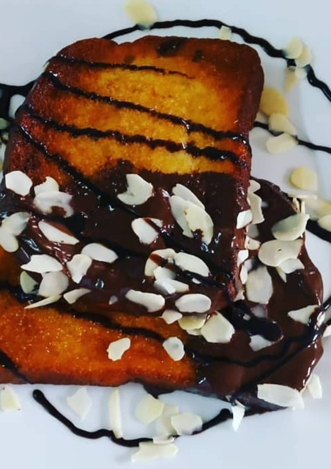Una foto de Torrijas de naranja con chocolate y almendras