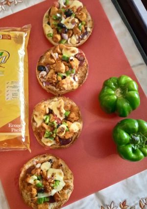A picture of Pizza buns.